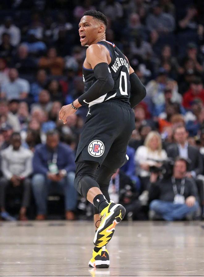 MILANSPORT-关于莱比锡围绕社区盾门线救险今夜洛杉矶湖人止住颓势，洛杉矶快船赛前复出首秀都惊呆了的信息